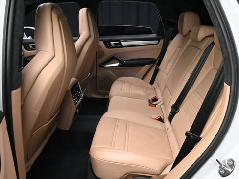 Used 2019 Porsche Cayenne Turbo w/ Premium Plus Package image 10