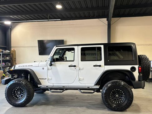 Used 2015 Jeep Wrangler Unlimited Rubicon w/ Connectivity Group AWD/4WD image 5