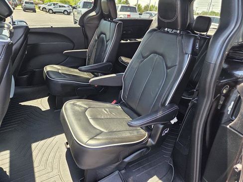 Used 2023 Chrysler Pacifica Limited w/ Uconnect Theater Family Group AWD/4WD image 3