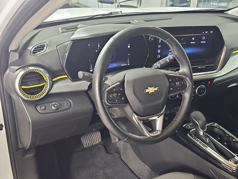 Used 2025 Chevrolet Trax LT w/ Driver Confidence Package FWD image 19