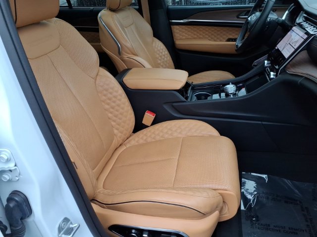 Used 2023 Jeep Grand Cherokee Summit w/ Advanced Protech Group IV AWD/4WD image 24