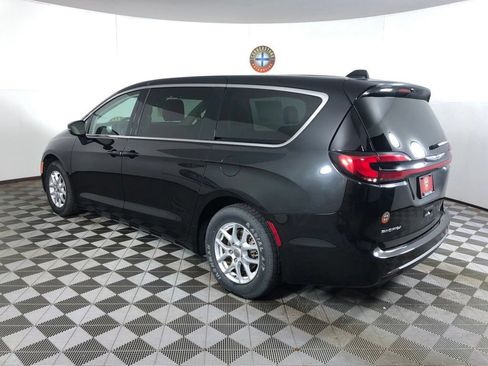 Used 2023 Chrysler Pacifica Touring-L FWD image 19