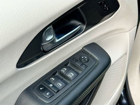 Used 2023 Chrysler Pacifica Touring-L FWD image 18