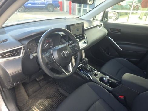 Used 2025 Toyota Corolla Cross LE image 12