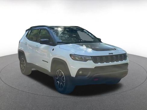 Used 2025 Jeep Compass Trailhawk image 3
