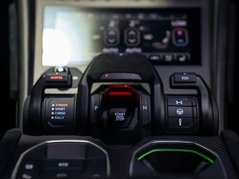 Used 2023 Lamborghini Urus Performante AWD/4WD image 16