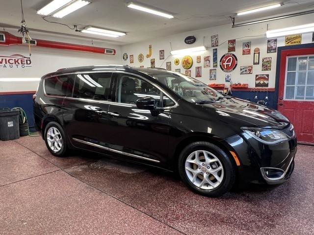 Used 2017 Chrysler Pacifica Touring-L Plus w/ Advanced Safetytec Group FWD image 4