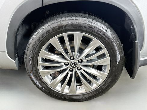 Used 2024 Toyota Highlander Platinum image 32