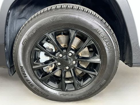 Used 2023 Jeep Cherokee Altitude Lux image 8