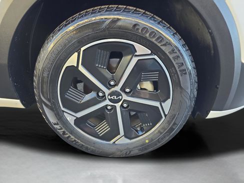 Used 2023 Kia Niro EX image 32