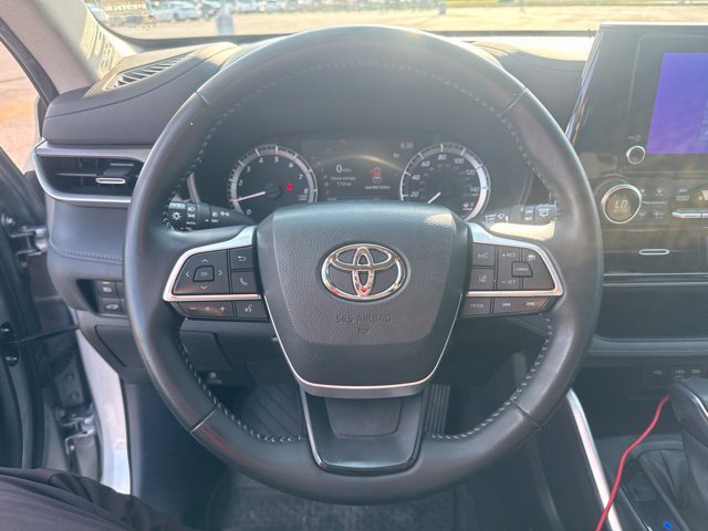 Used 2023 Toyota Highlander LE FWD image 25