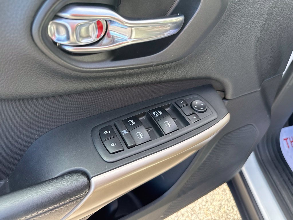 Used 2018 Jeep Cherokee Latitude w/ Cold Weather Group FWD image 25