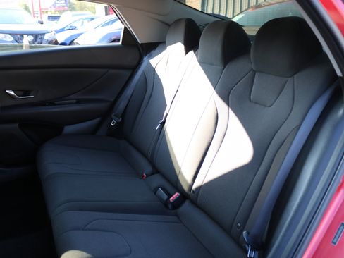 Used 2021 Hyundai Elantra SE image 30