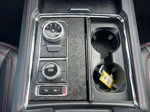 Used 2024 Ford Expedition Limited image 32