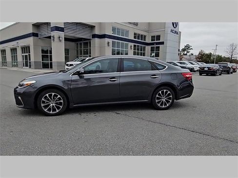Used 2018 Toyota Avalon XLE image 17