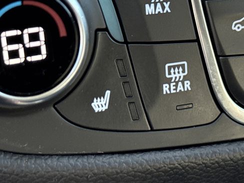 Used 2024 Chevrolet Equinox LT image 32