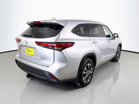 Used 2022 Toyota Highlander XLE AWD/4WD image 6
