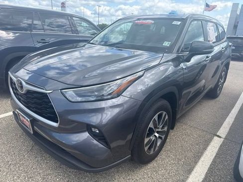 Used 2024 Toyota Highlander XLE AWD/4WD image 9