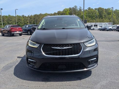Used 2022 Chrysler Pacifica Touring-L w/ Uconnect Theater Family Group FWD image 2