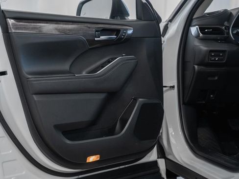 Used 2023 Toyota Highlander Limited image 39