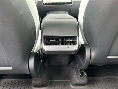 Used 2022 Tesla Model Y Long Range image 31