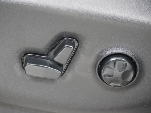 Used 2017 Chrysler Pacifica Touring-L w/ Tire & Wheel Group FWD image 16