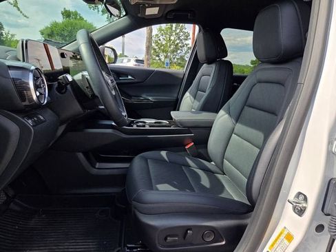Used 2026 Chevrolet Equinox LT w/ Convenience Package II FWD image 9