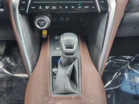 Used 2024 Toyota Venza XLE image 29