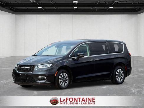 Used 2023 Chrysler Pacifica Touring-L FWD image 1