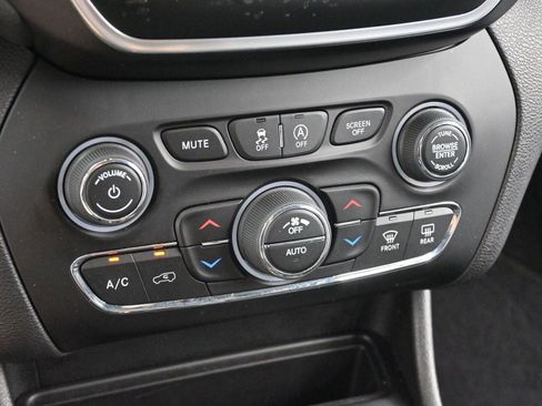 Used 2021 Jeep Cherokee Latitude Lux w/ Comfort/Convenience Group AWD/4WD image 23