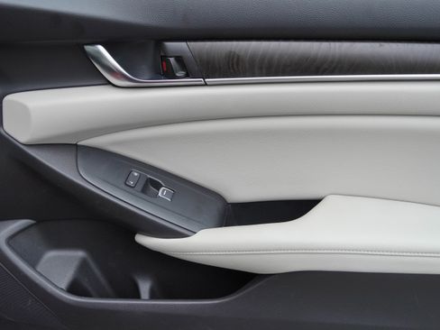 Used 2018 Honda Accord Touring image 27