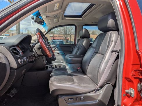 Used 2011 Chevrolet Avalanche LT w/ Luxury Package AWD/4WD image 13