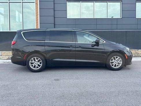 Used 2023 Chrysler Pacifica Touring-L FWD image 2