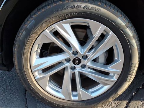 Used 2023 Audi Q7 Premium w/ Towing Package image 8