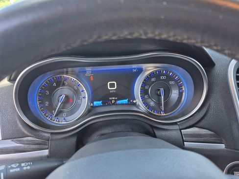 Used 2018 Chrysler 300 Touring L RWD image 10