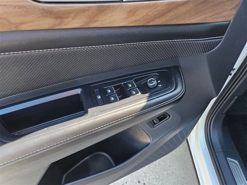 Used 2025 Volkswagen Atlas SE image 14