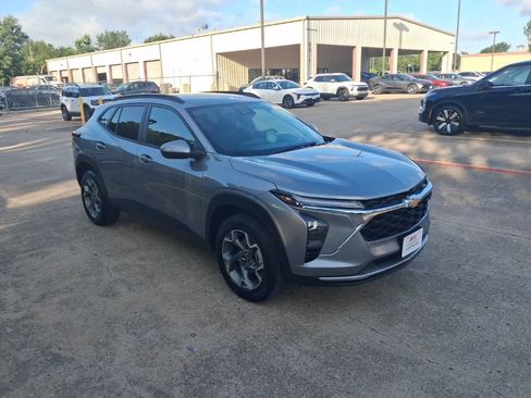 Used 2025 Chevrolet Trax LT w/ LT Convenience Package FWD image 6