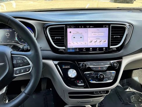 Used 2024 Chrysler Pacifica Touring-L image 6