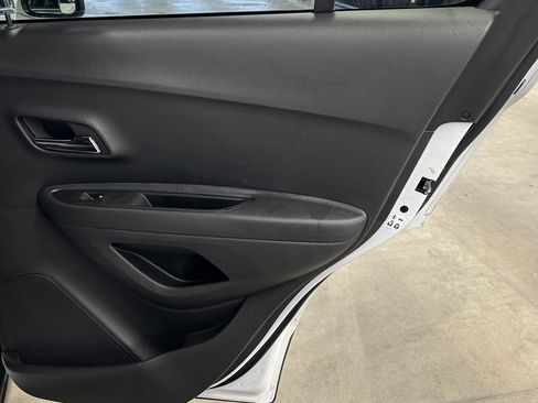 Used 2019 Chevrolet Trax LT w/ LT Convenience Package image 16