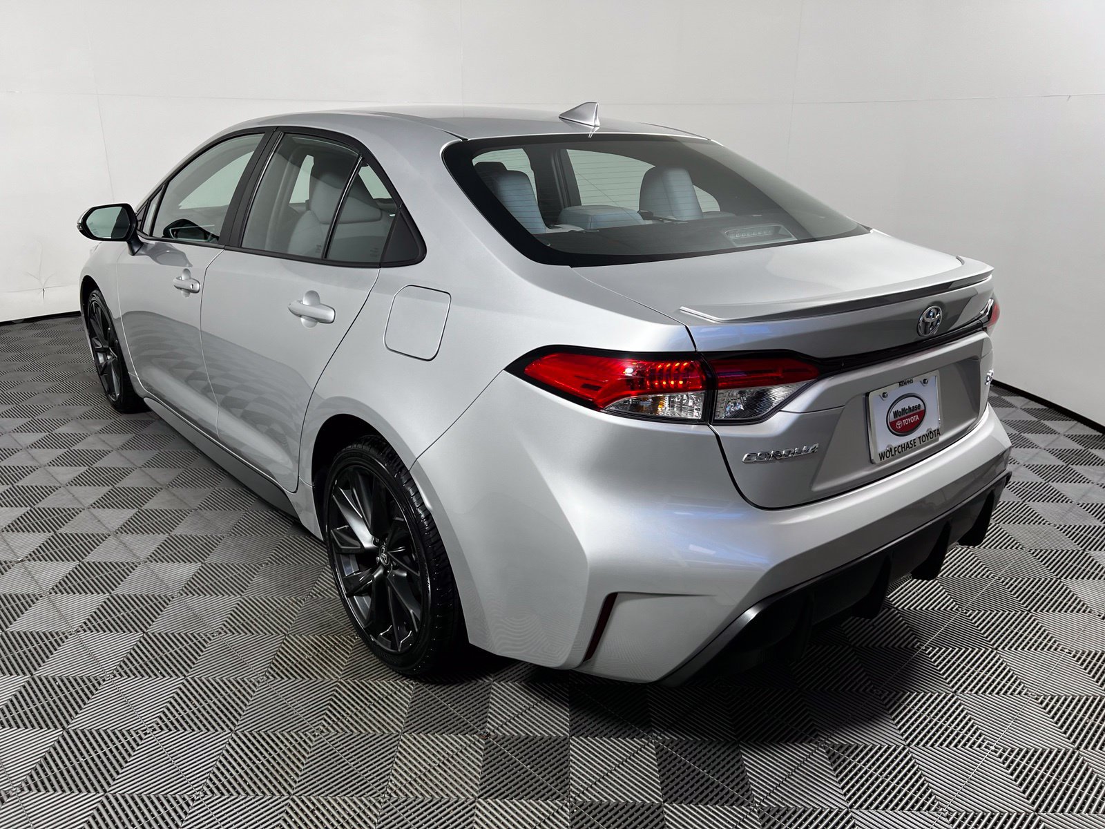 Used 2025 Toyota Corolla SE w/ Convenience Package FWD image 7