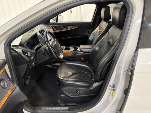 Used 2020 Lincoln Nautilus Reserve image 11