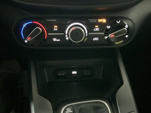 Used 2025 Kia Soul LX FWD image 28