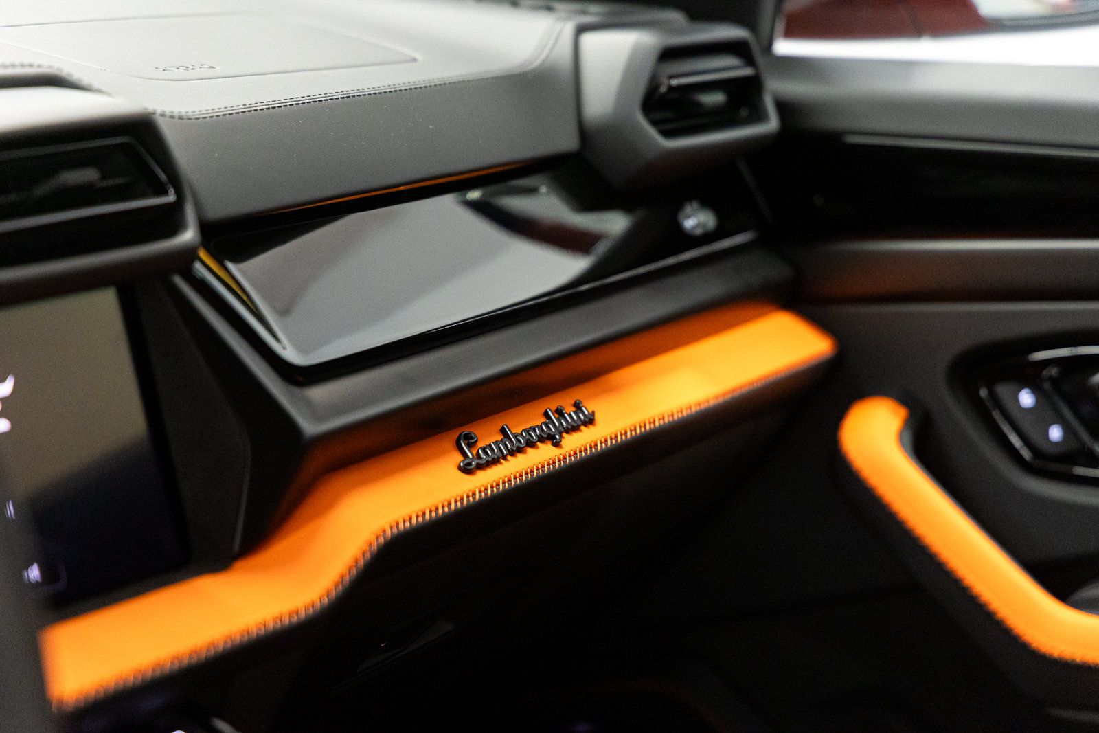 Used 2025 Lamborghini Urus S AWD/4WD image 33