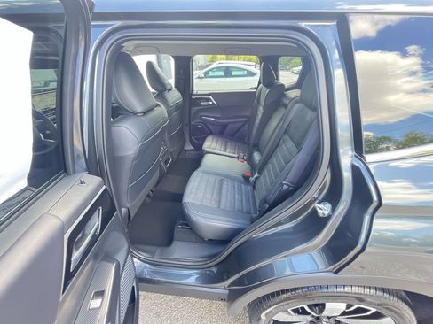 New 2025 Mitsubishi Outlander SE image 22