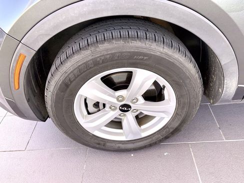 Used 2022 Kia Sorento LX image 9