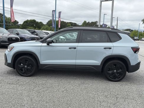 Used 2025 Volkswagen Taos SE FWD image 2