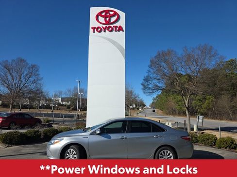 Used 2016 Toyota Camry LE image 3