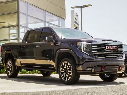 Used 2024 GMC Sierra 1500 AT4 w/ Technology Package AWD/4WD image 4