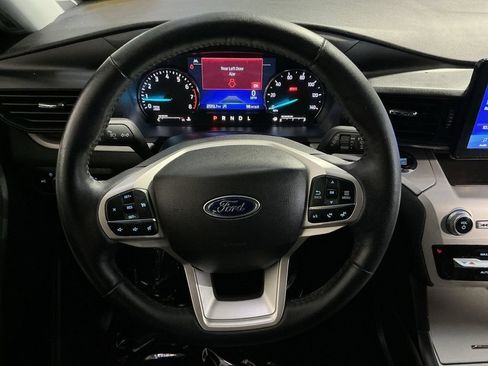 Used 2023 Ford Explorer XLT AWD/4WD image 17