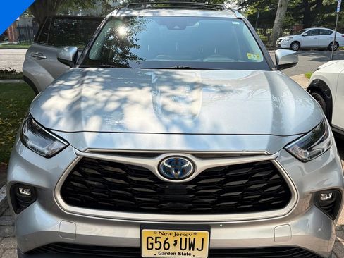 Used 2021 Toyota Highlander XLE AWD/4WD image 12